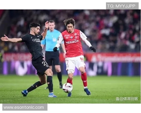 足球明星莱万在比赛中狂轰五球展现超强实力引发球迷热议